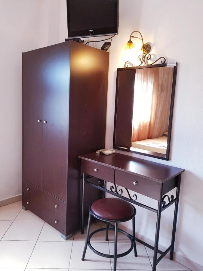 Konstantinos-Elli Rooms Nea Vrasna Exterior foto